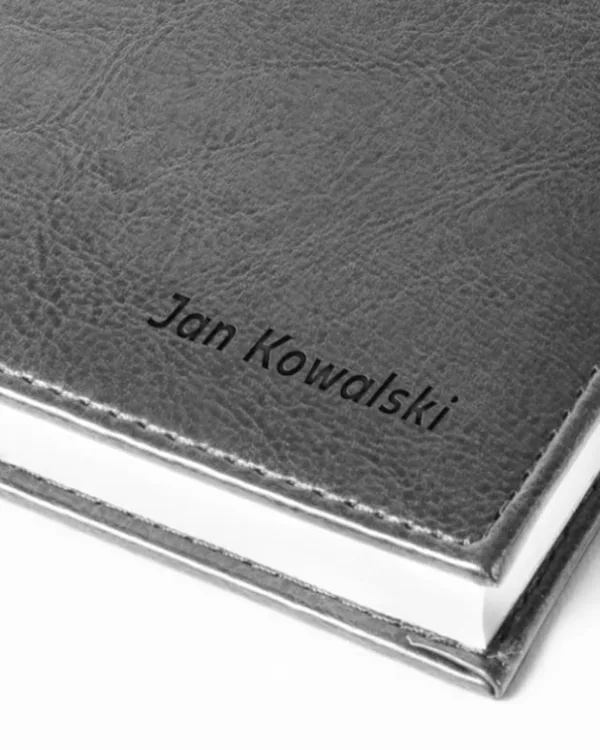 Personalizacja laserowa na kalendarzu